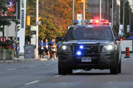 Foto de Toronto, ON, Canadá - 2 de septiembre de 2022: Coche de policía en las calles de Toronto durante el evento deportivo - Imagen libre de derechos