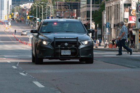 Foto de Toronto, ON, Canadá - 2 de septiembre de 2022: Coche de policía en las calles de Toronto durante el evento deportivo - Imagen libre de derechos