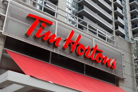 Téléchargez les photos : Toronto, ON, Canada - 08 décembre 2022 : Tim Hortons Inc., communément surnommé Timmie's, ou Timmie's, est une chaîne canadienne multinationale de cafés et de restaurants - en image libre de droit