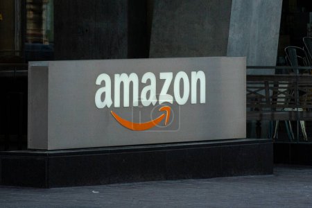 Foto de Toronto, ON, Canadá - 17 de diciembre de 2022: View at the sign of Amazon.com, Inc. es una empresa multinacional estadounidense dedicada al comercio electrónico, computación en nube, publicidad en línea - Imagen libre de derechos