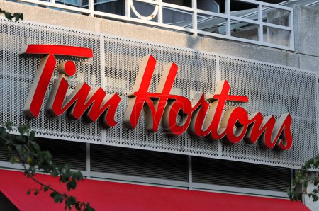 Téléchargez les photos : Toronto, ON, Canada - 08 décembre 2022 : Tim Hortons Inc., communément surnommé Timmie's, ou Timmie's, est une chaîne canadienne multinationale de cafés et de restaurants - en image libre de droit