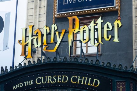 Téléchargez les photos : Toronto, ON, Canada - Le 18 décembre 2022 : Harry Potter et l'enfant maudit sur le toit du théâtre à Toronto, Canada - en image libre de droit