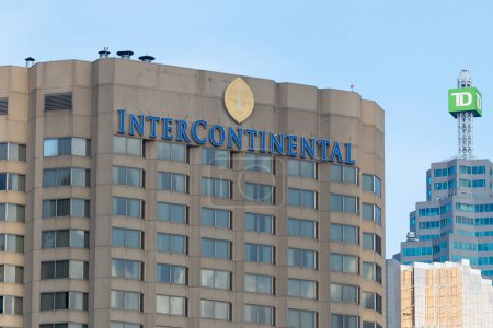 Foto de Toronto, ON, Canadá - 17 de diciembre de 2022: Vista al signo del hotel Intercontinental. InterContinental Hotels & Resorts es una marca británica de hoteles de lujo creada en 1946 por el fundador de Pan Am, Juan Trippe. - Imagen libre de derechos