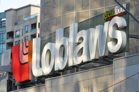 Téléchargez les photos : Toronto, ON, Canada - Le 17 décembre 2022 : Affichez à Loblaws un grand panneau pour les magasins d'aliments. Loblaws Inc. est une chaîne canadienne de supermarchés dont les magasins sont situés en Alberta, en Colombie-Britannique, au Manitoba, en Ontario, au Québec et en Saskatchewan.. - en image libre de droit