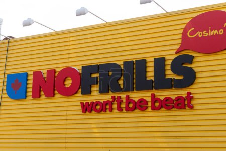 Téléchargez les photos : Toronto, ON, Canada - 19 décembre 2022 : No Frills est une chaîne canadienne de supermarchés à rabais, détenue par les Compagnies Loblaw Limitée, une filiale de George Weston Limitée - en image libre de droit