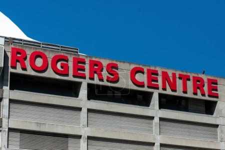 Téléchargez les photos : Toronto, ON, Canada 17 décembre 2022 : Le Rogers Centre est un stade de toit rétractable polyvalent situé dans le centre-ville de Toronto, Ontario, Canada. - en image libre de droit