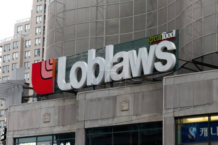 Téléchargez les photos : Toronto, ON, Canada - Le 17 décembre 2022 : Affichez à Loblaws un grand panneau pour les magasins d'aliments. Loblaws Inc. est une chaîne canadienne de supermarchés dont les magasins sont situés en Alberta, en Colombie-Britannique, au Manitoba, en Ontario, au Québec et en Saskatchewan.. - en image libre de droit