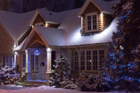 Foto de Toronto, Ontario, Canadá - 10 de diciembre de 2022: Vista de la casa decorada con luces para Navidad - Imagen libre de derechos
