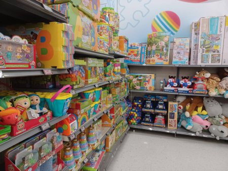 Foto de Toronto, On, Canadá - 04 de febrero de 2024: Ver los estantes con los juguetes en la supertienda Walmart - Imagen libre de derechos