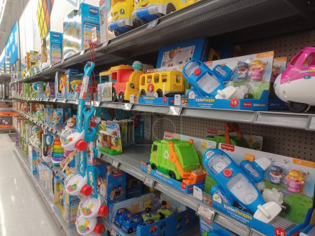 Foto de Toronto, On, Canadá - 04 de febrero de 2024: Ver los estantes con los juguetes en la supertienda Walmart - Imagen libre de derechos