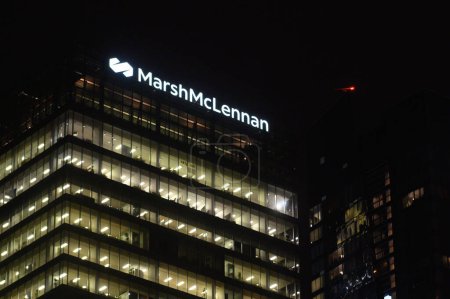 Téléchargez les photos : Toronto, ON, Canada - 30 août 2023 : Affichage du logo de la société MarshMCLennan - en image libre de droit