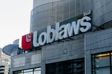 Téléchargez les photos : Toronto, ON, Canada - Le 17 décembre 2023 : Affichez à Loblaws un grand panneau pour les magasins d'aliments. Loblaws Inc. est une chaîne de supermarchés canadienne - en image libre de droit