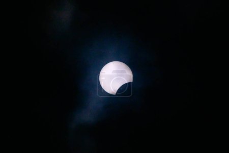 Toronto, ON, Canadá - 8 de abril de 2024: Eclipse solar parcial 2024 visto desde un cielo nublado cerca de Toronto en Canadá