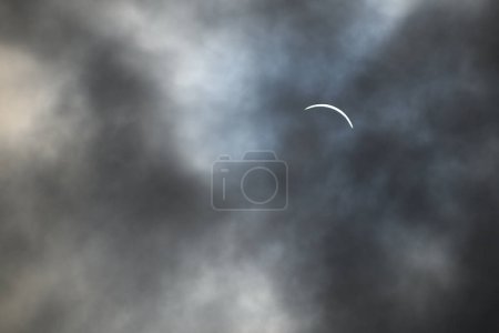 Toronto, ON, Canadá - 8 de abril de 2024: Eclipse solar parcial 2024 visto desde un cielo nublado cerca de Toronto en Canadá