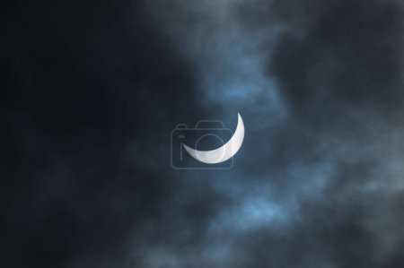 Toronto, ON, Canada - 8 avril 2024 : Éclipse solaire partielle 2024 vue d'un ciel nuageux près de Toronto au Canada