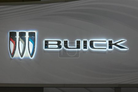 Téléchargez les photos : Toronto, ON, Canada 22 avril 2024 : Panneau lumineux d'un concessionnaire Buick GMC à Toronto. - en image libre de droit