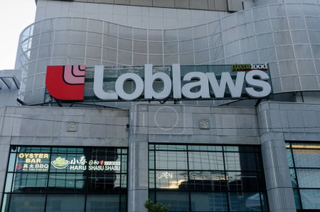 Téléchargez les photos : Toronto, ON, Canada - Le 17 décembre 2023 : Affichez à Loblaws un grand panneau pour les magasins d'aliments. Loblaws Inc. est une chaîne de supermarchés canadienne - en image libre de droit