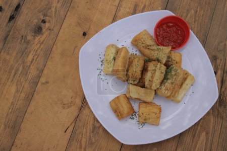 Téléchargez les photos : Singkong Goreng (manioc frit) est collations sont délicieux et nutritifs de l'indonésie - en image libre de droit