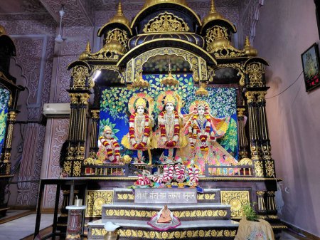 Foto de Esculturas de radha govindji en iskcon Templo ahmedabad, Gujarat , - Imagen libre de derechos