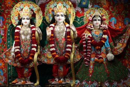 Téléchargez les photos : Belles divinités de radha govindji in iskcon Temple ahmedabad, Gujarat , - en image libre de droit