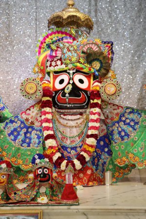 Foto de Hermosas deidades de radha govindji en el templo iskcon ahmedabad, Gujarat , - Imagen libre de derechos