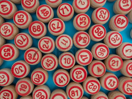 Foto de Bingo de juego de mesa. Barriles de madera con números de lotería, jugando a las cartas para el juego. Primer plano. - Imagen libre de derechos