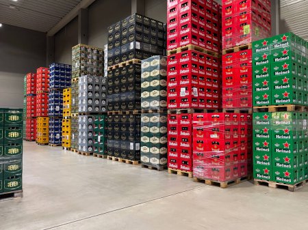 Téléchargez les photos : Berlin, Allemagne, 08 juillet 2023 Caisses de bière dans un entrepôt. Boissons provenant de différents fabricants dans l'entrepôt. Berlin, Allemagne, 8 juillet 2023 - en image libre de droit