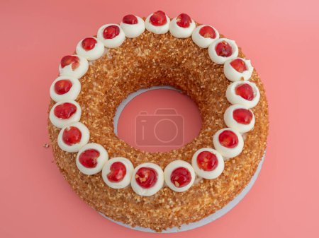 Foto de Frankfurter Kranz Cake, también conocido simplemente como Kranz en Alemania, es un clásico y querido postre alemán. Pastel sobre fondo rosa. - Imagen libre de derechos