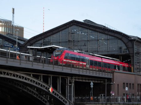 Foto de Berlín, Alemania, 10 de febrero de 2024. Los trenes llegan sobre el puente de hierro sobre el río en la estación Friedrichstrasse. Berlín, Alemania, 10 de febrero de 2024 - Imagen libre de derechos
