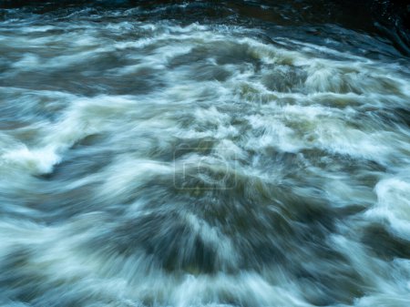 Téléchargez les photos : De l'eau de mer dans un canal. Eau courante rapide d'un canal d'eau. - en image libre de droit