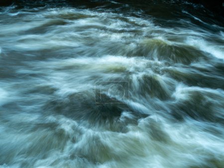 Téléchargez les photos : De l'eau de mer dans un canal. Eau courante rapide d'un canal d'eau. - en image libre de droit