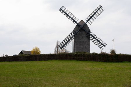 Ancien moulin à vent situé dans la ville de Berlin. Gros plan sur le moulin à vent.