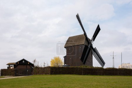 Ancien moulin à vent situé dans la ville de Berlin. Gros plan sur le moulin à vent.