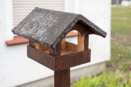 Alimentador de pájaros de madera. Alimentador de aves de cerca.