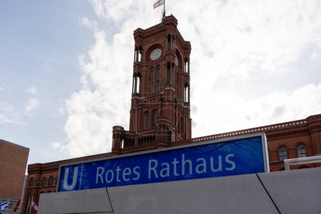 Abstieg in die U-Bahn des Roten Rathauses am Alexanderplatz, Berlin. Nahaufnahme vom Abstieg in die U-Bahn.