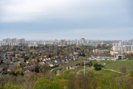 Luftaufnahme des Bezirks Berlin-Marzahn vom Aussichtsturm aus. Blick auf Berlin-Marzahn.