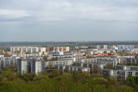 Widok z wieży widokowej na dzielnicę Berlin-Marzahn. Widok na Berlin-Marzahn.