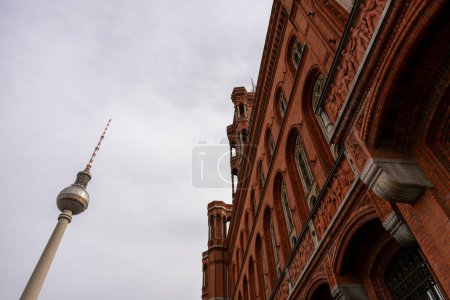 Rotes Rathaus am Alexanderplatz, Berlin, Deutschland. Rotes Rathaus zum Anfassen.