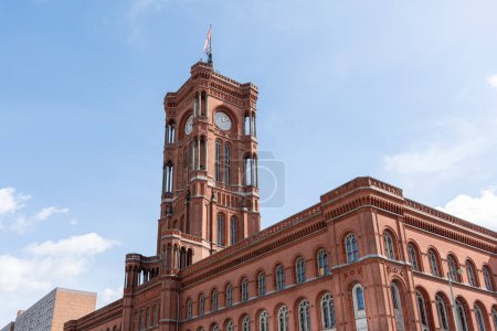 Rotes Rathaus am Alexanderplatz, Berlin, Deutschland. Rotes Rathaus zum Anfassen.