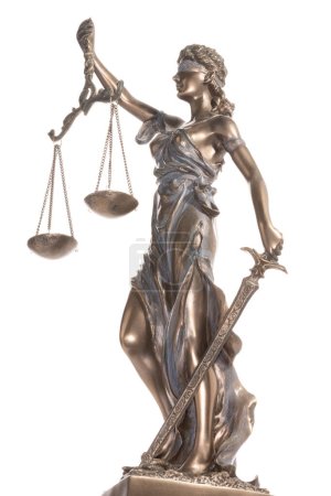 Bronzestatue der Gerechtigkeit isoliert auf weißem Hintergrund. Rechts- und Gerechtigkeitskonzept.