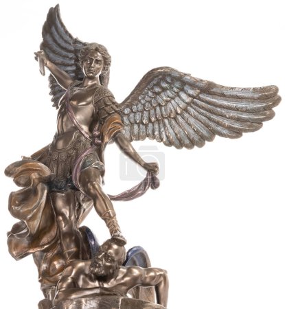 Estatua de bronce Arcángel Miguel aislada sobre fondo blanco