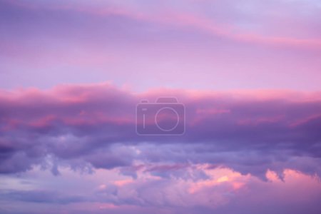 Téléchargez les photos : Sunset dramatic with beautiful layer of pastel violet clouds sky background. High quality photo - en image libre de droit