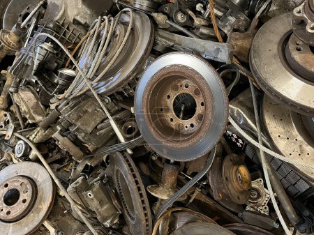 Téléchargez les photos : Gros plan d'un gros tas de vieilles pièces de voiture en métal. Un tas de déchets métalliques rouillés. - en image libre de droit