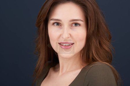 Foto de Un retrato de cerca de una hermosa joven con dientes blancos perlados y ojos verdes - Imagen libre de derechos
