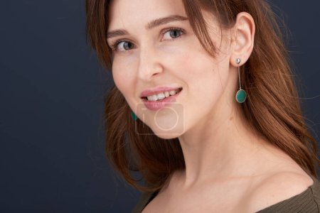 Foto de Un retrato de cerca de una hermosa joven con dientes blancos perlados y ojos verdes - Imagen libre de derechos