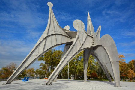 Téléchargez les photos : MONTRÉAL CANADA - 10 19 2022 : La sculpture Alexander Calder L'Homme French for "Man" est une sculpture extérieure à grande échelle au Parc Jean-Drapeau, situé à Montréal. Fabriqué pour 1967 Foire mondiale - en image libre de droit