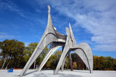 Foto de MONTREAL CANADA - 10 19 2022: La escultura Alexander Calder L 'Homme French para "Hombre") es una escultura al aire libre a gran escala en el Parc Jean-Drapeau, ubicado en Montreal. Hecho para la Feria Mundial de 1967 - Imagen libre de derechos