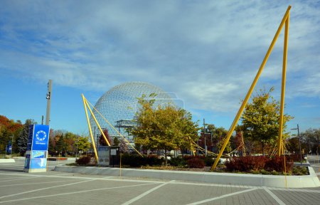 Foto de MONTREAL, CANADÁ - 10 19 2022: La biosfera es un museo en Montreal dedicado al medio ambiente. Situado en el Parc Jean-Drapeau en el antiguo pabellón de los Estados Unidos para la Feria Mundial de 1967, Expo 67. - Imagen libre de derechos