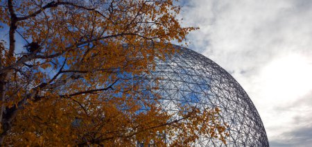 Téléchargez les photos : MONTRÉAL, CANADA - 10 19 2022 : La biosphère est un musée montréalais dédié à l'environnement. Situé au Parc Jean-Drapeau dans l'ancien pavillon des États-Unis pour l'Exposition universelle de 1967, Expo 67. - en image libre de droit
