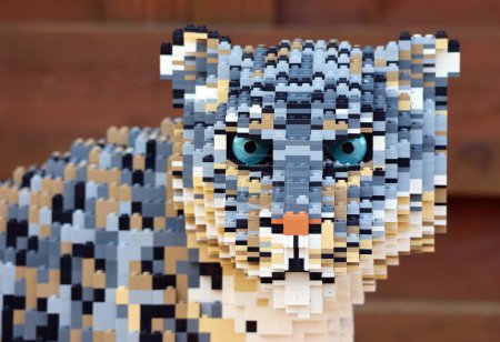 Téléchargez les photos : GRANBY QUÉBEC CANADA - 10 19 2022 : Le léopard des neiges aux superpuissances des animaux avec plus de 30 créations monumentales composées de millions de briques LEGO. - en image libre de droit